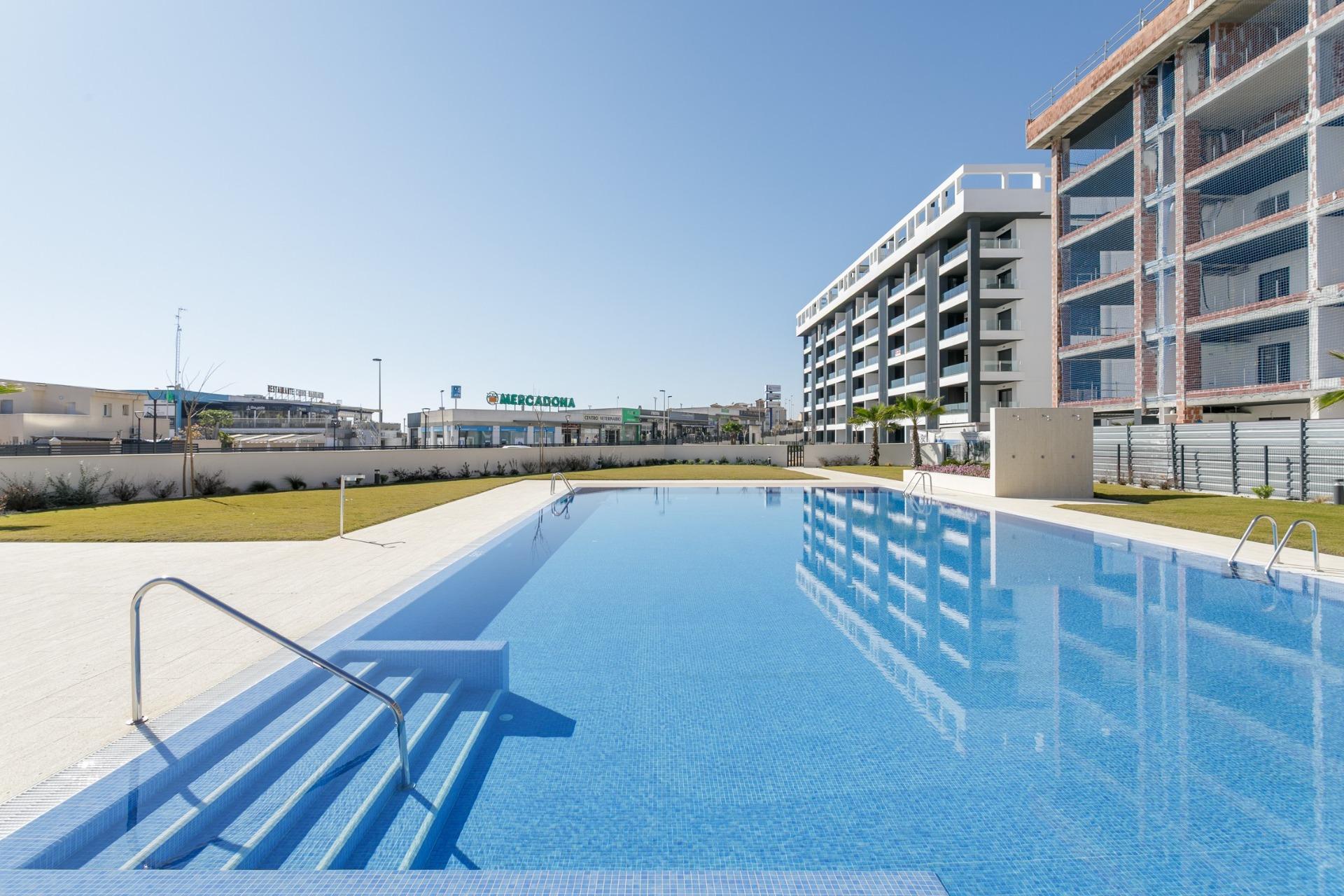URBANISATION FERMÉE DE NOUVELLE CONSTRUCTION À TORREVIEJA À SEULEMENT 700M DE LA PLAGE