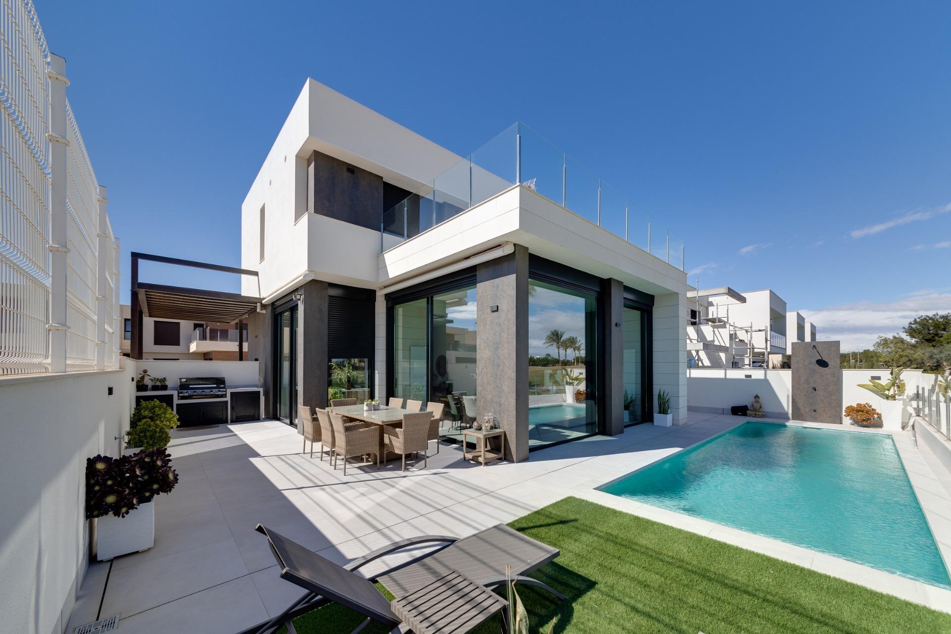 VILLAS NEUVES A PILAR DE LA HORADADA SUR LE TERRAIN DE GOLF
