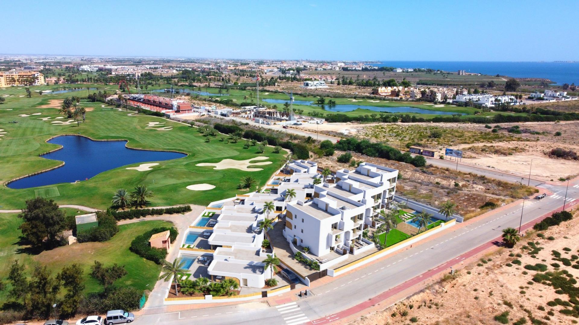 Complejo residencial de nueva construcción en Los Alcázares, en primera línea del campo de golf Serena — 2