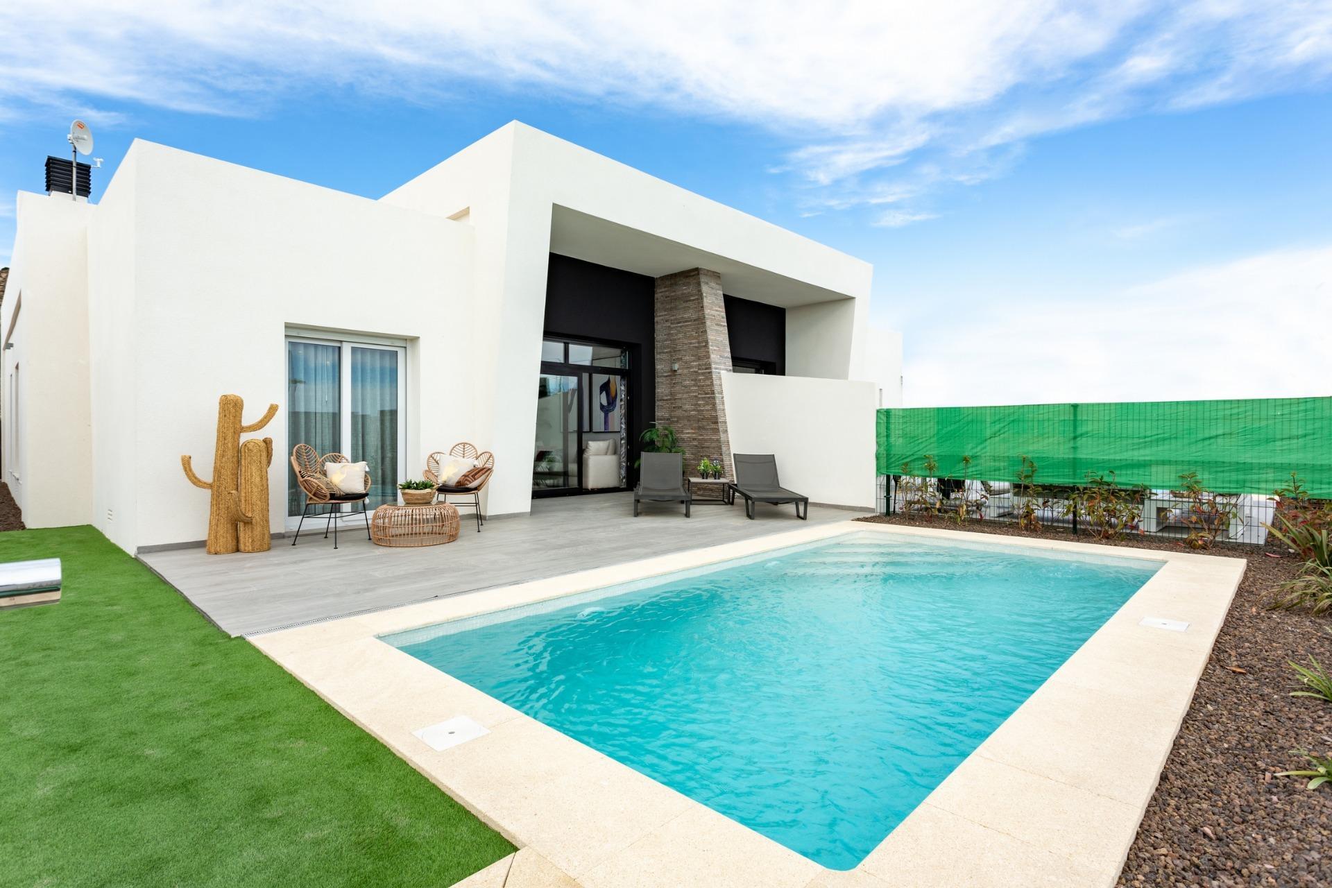 Villas pareadas de obra nueva con piscina privada en La Finca Golf Resort, Algorfa