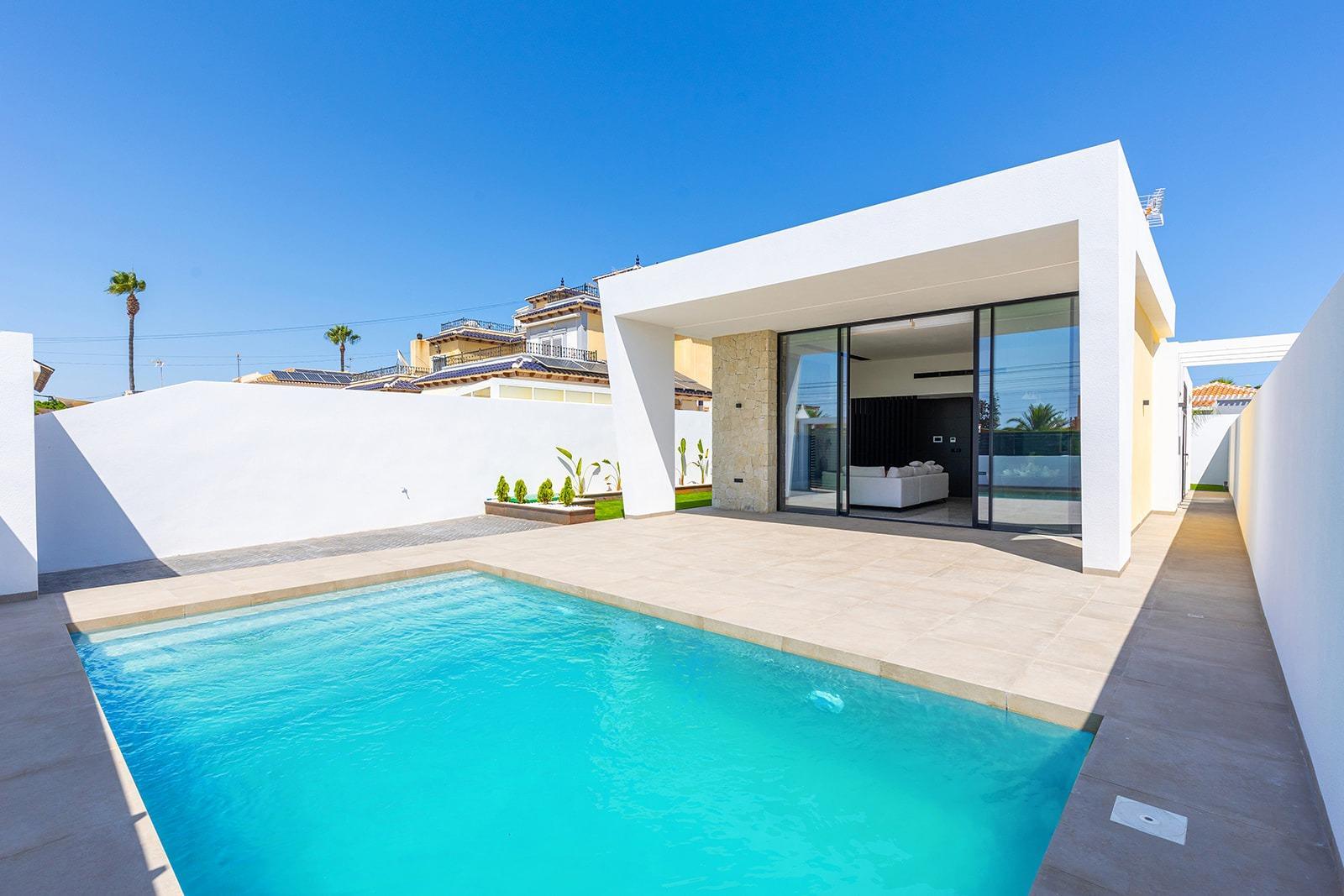 Neu gebaute einstöckige Villen mit privatem Pool in Torrevieja — 11