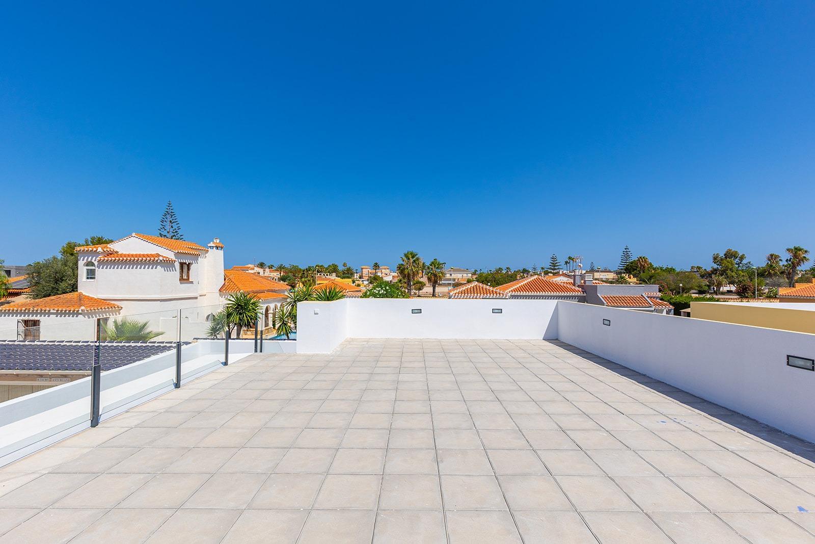 Neu gebaute einstöckige Villen mit privatem Pool in Torrevieja — 12