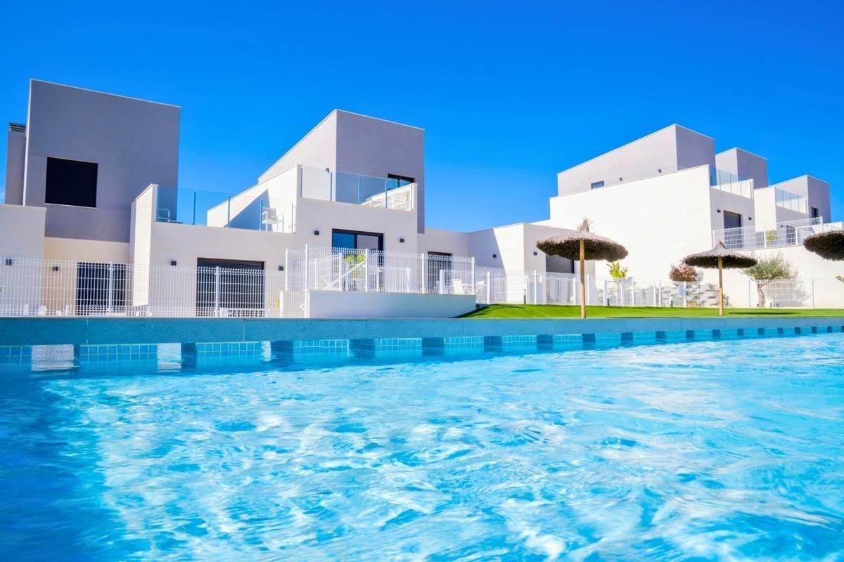 Nieuwbouwwoningen: instapklare rijhuizen en halfvrijstaande villa’s in het Altaona Golf Resort, Murcia — 2