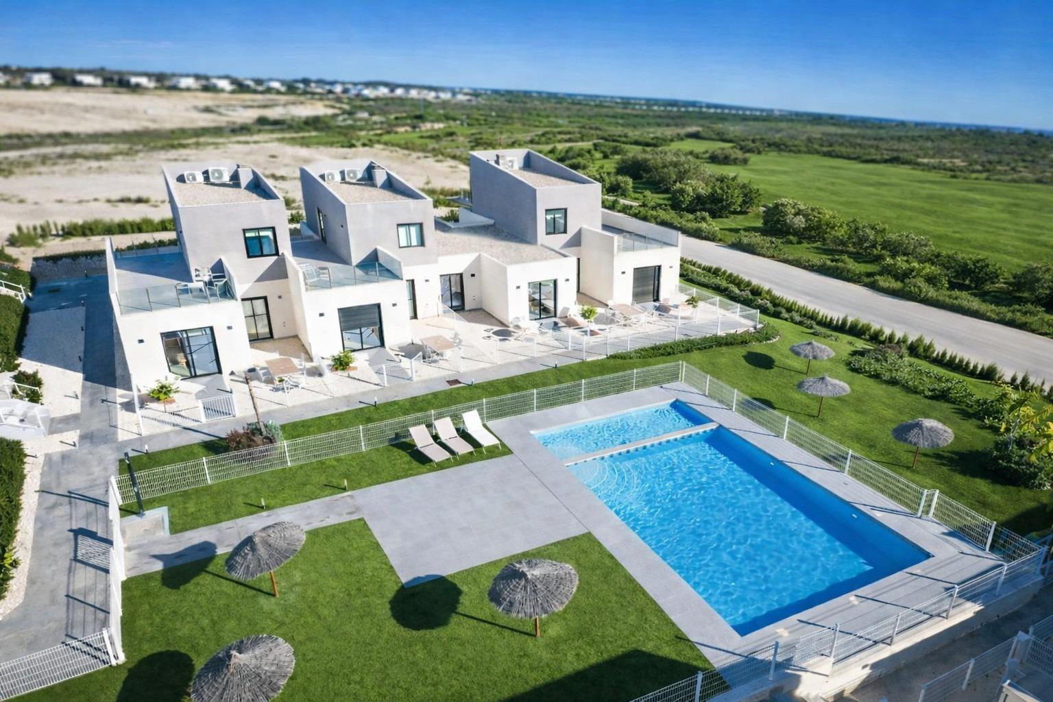 Nieuwbouwwoningen: instapklare rijhuizen en halfvrijstaande villa’s in het Altaona Golf Resort, Murcia — 4